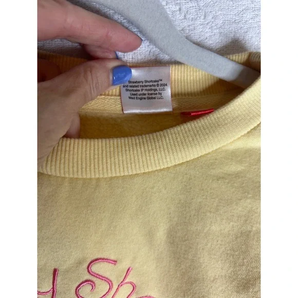 Strawberry Shortcake Graphic Crewneck Sweatshirt Yellow Sleeve Print Womens MD - Picture 2 of 8